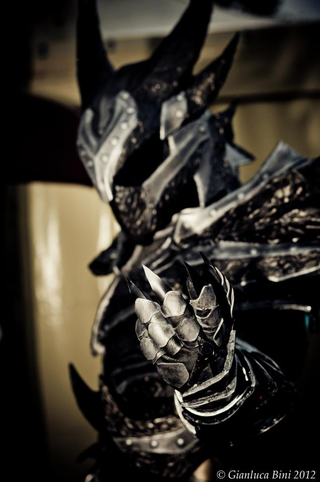 Illustration for article titled Real Man Becomes Walking Horror Inside Skyrim's Daedric Armour